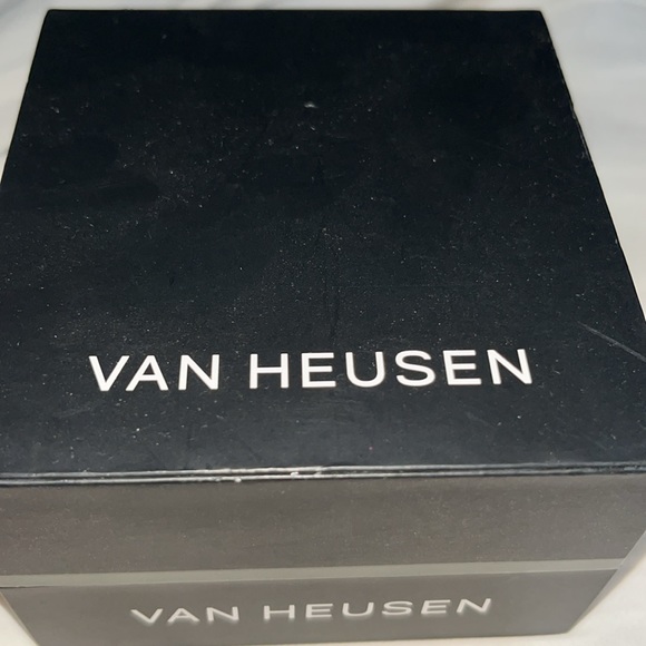 NWT men’s Van Heusen wrist watch brown strap blue face needs battery never worn - Picture 5 of 5